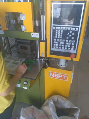 Вертикальная 85-тонная вертикальная пластиковая инжекционная литейная машина PT-150